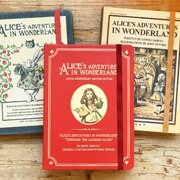 Посмотреть подробнее фото Еженедельник '150th Anniversary Alice Agenda' (разные дизайны) - Chickenart